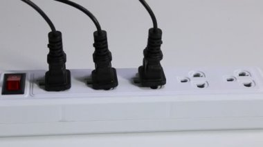 Adamın eli fişi prize taktı ve kullanımdan sonra fişi çekti, elektrik devrelerini açtı ya da fişi taktı.
