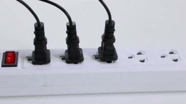 Adamın eli fişi prize taktı ve kullanımdan sonra fişi çekti, elektrik devrelerini açtı ya da fişi taktı.