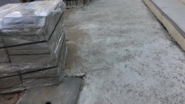 Sokaktaki işçiler yaya geçidini yeniliyorlar.