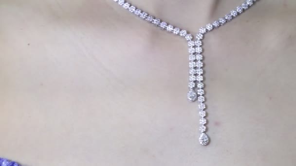 Necklace made of white gold with diamonds — Stock Video