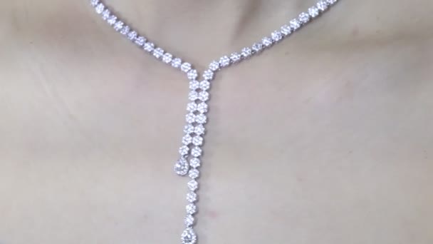 Collana in oro bianco con diamanti — Video Stock