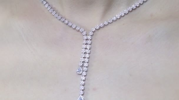 Halsband i vitt guld med diamanter — Stockvideo