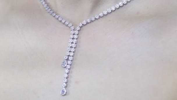 Halsband i vitt guld med diamanter — Stockvideo