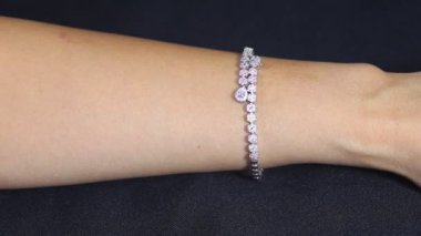 Elmas bilezik genç bir kadının elinde