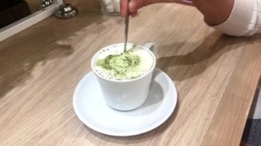 Yeşil çay Fincanda Matcha latte