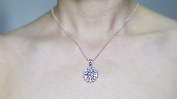 Γυναίκα που φοράει γυαλιστερό διαμαντένιο μενταγιόν — Αρχείο Βίντεο