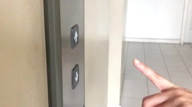 Asansör düğmesine bas. parmak asansör düğmesine basar..