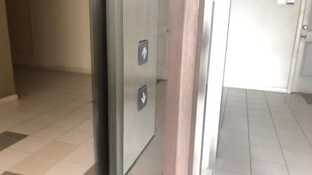 Pressionando o botão do elevador. dedo pressiona o botão do elevador. — Vídeo de Stock