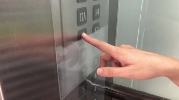 Asansör düğmesine bas. parmak asansör düğmesine basar.. — Stok video