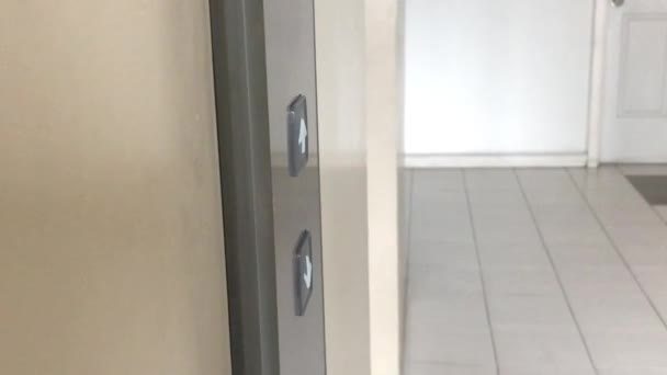 Pressionando o botão do elevador. dedo pressiona o botão do elevador. — Vídeo de Stock