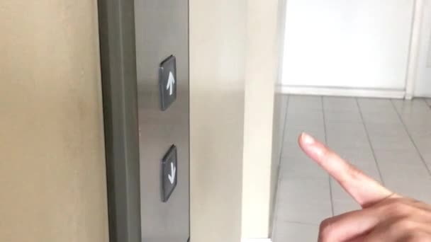 Lift knop indrukken. vinger drukt op de lift knop. — Stockvideo