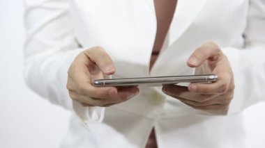 İnsanların elleri eğlence ve mutlulukla cep telefonu kullanıyor, oynuyor.