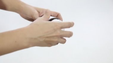 Pembe haplar beyaz arka planda kadınların ellerinden dökülüyor..