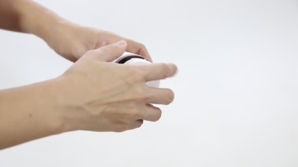 Рожеві таблетки, що виливаються з жіночої руки на білому матовому фоні . — стокове відео