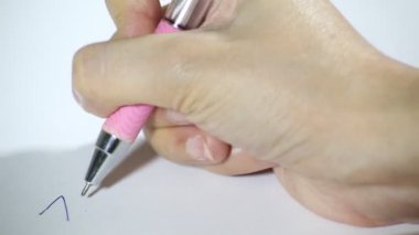 Kadın Eli 'nden Kalem Sözleşmesi. İş kadını ellerinin kağıda imza attığı yakın plan. Bir anlaşma imzalar. Macro Shot 'u yakın çekim. İmza sahte.