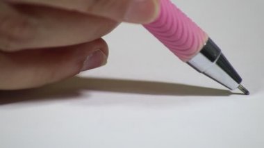 Yakın çekim kalem beyaz bir kağıt parçasına mavi bir çizgi çiziyor. Soyut Yazma ve Çizim Süreci. İş ve Tasarım Konsepti.