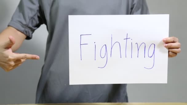 Ativista segurando luta para sinal de direita — Vídeo de Stock