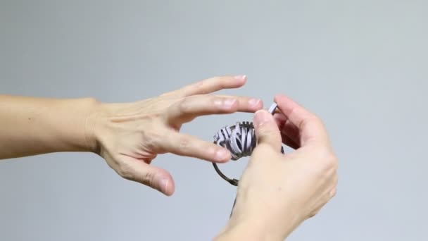 Gros plan de la femme vérifiant la taille de l'anneau de la main féminine — Video