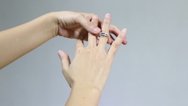 Close-up van een meisje de hand proberen een diamanten ring. — Stockvideo