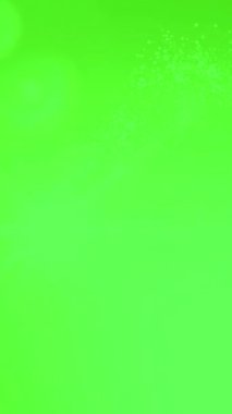 Parlayan parçacıklar ve bokeh mercek parlamasına sahip soyut parlak yeşil arkaplan