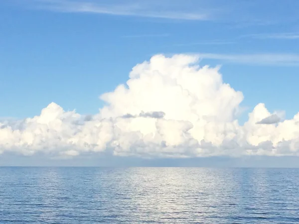 Denizin üzerinde bulutlar