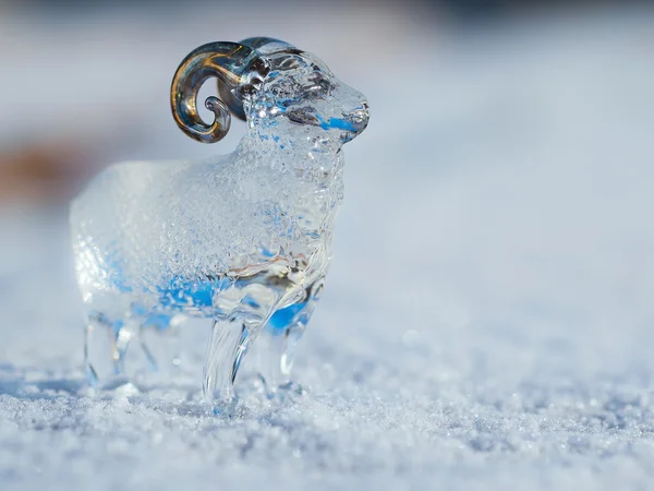 Стеклянный ягненок в снегу — стоковое фото