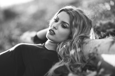 Sahada uzun kıvırcık saçlı yalan rahat kız.