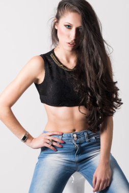 Esmer kadın mavi giyen gömlek ve mavi jeans gözleri