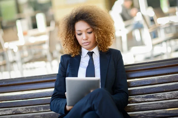 Mulher negra usando computador tablet na cidade — Fotografia de Stock