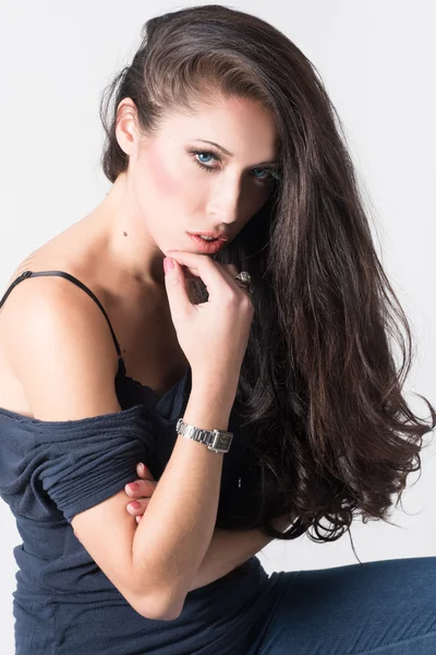 Brunette vrouw met blauwe ogen dragen shirt en spijkerbroek — Stockfoto