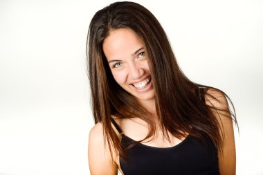 Beyaz arka plan üzerinde makyaj olmadan güzel genç kadın