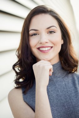 Kentsel arka planda rahat kıyafetler giyen genç kadın