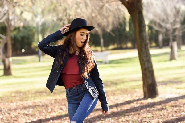 Retrato de una joven sonriendo en el parque urbano —  Fotos de Stock