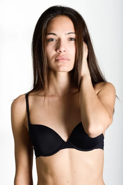 Schöne junge Frau ohne Make-up auf weißem Hintergrund — Stockfoto