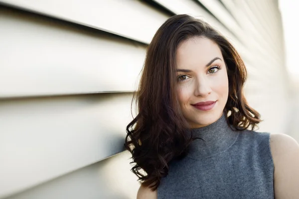 Jonge vrouw dragen casual kleding in stedelijke achtergrond — Stockfoto