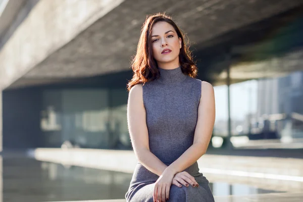 Young woman wearing casual clothes in urban background — Stock Photo, Image