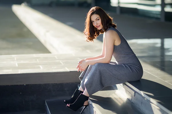 Jonge vrouw dragen casual kleding in stedelijke achtergrond — Stockfoto
