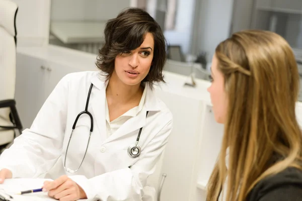 Arts uitleggen diagnose aan haar vrouwelijke patiënt — Stockfoto