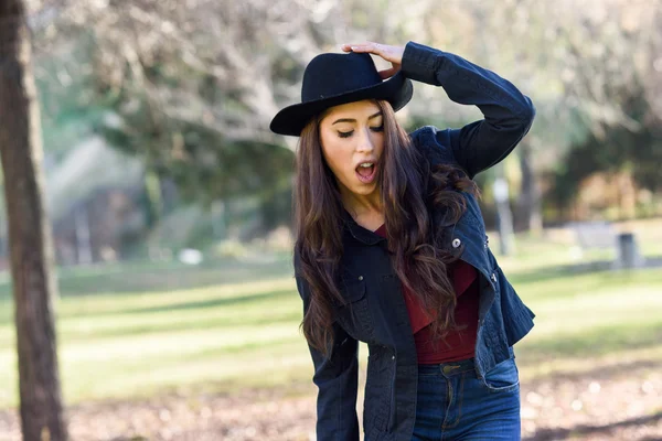 Portrait of young woman smiling in urban park — Stock Photo, Image