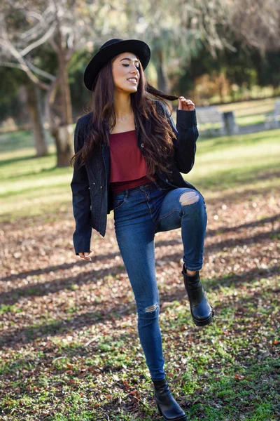 Porträt einer jungen Frau, die im Stadtpark lächelt — Stockfoto