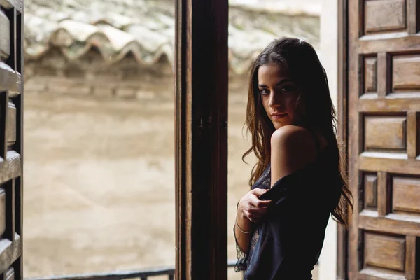 Sexy joven mujer en lencería posando cerca de una ventana —  Fotos de Stock