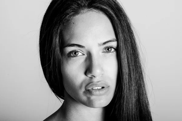 Schöne junge Frau ohne Make-up auf weißem Hintergrund — Stockfoto