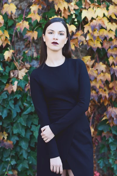 Kentsel arka planda rahat kıyafetler giyen genç kadın