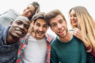 Arkadaşlar selfie alarak çok ırklı grup