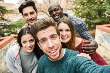 Arkadaşlar selfie alarak çok ırklı grup