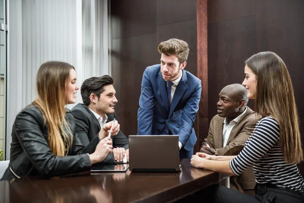 Gruppe multiethnisch beschäftigter Menschen, die in einem Büro arbeiten — Stockfoto