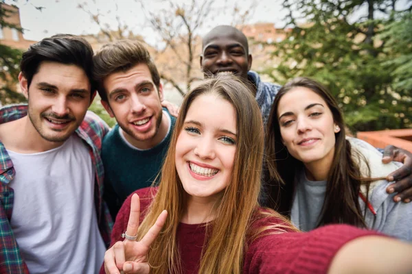 Grupo multirracial de amigos tomando selfie — Fotografia de Stock