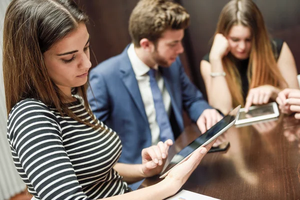 Équipe d'affaires utilisant un ordinateur tablette pour travailler avec des données financières — Photo