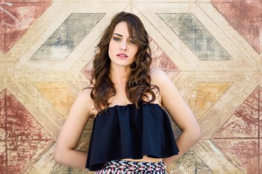 Kentsel arka planda mavi gözlü güzel genç kadın