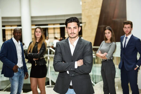 Affärsman ledare med armarna korsade i arbetsmiljön — Stockfoto